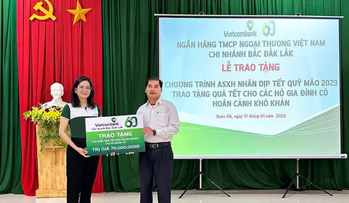 Vietcombank Bắc Đắk Lắk tặng 140 suất quà Tết cho người nghèo