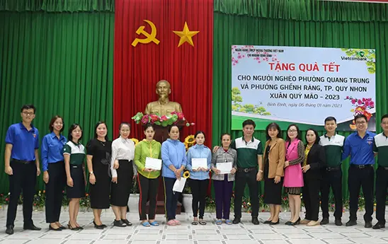 Vietcombank Bình Định thăm Mẹ Việt Nam anh hùng và tặng quà hộ nghèo nhân dịp Tết Nguyên đán Quý Mão 2023