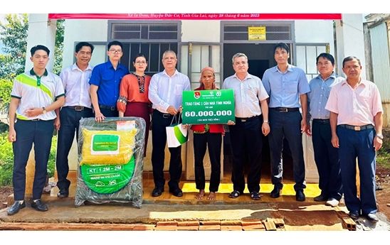 Đoàn thanh niên Vietcombank Bắc Gia Lai tặng nhà tình nghĩa cho đồng bào Jrai