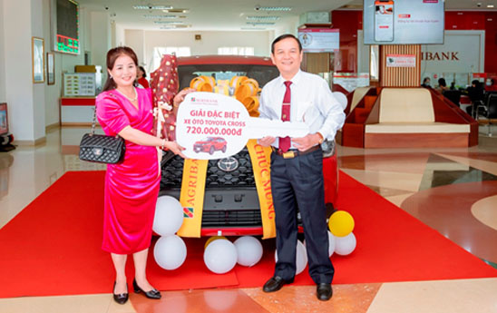 Agribank Đăk Nông trao xe Toyota Cross cho khách hàng trúng thưởng