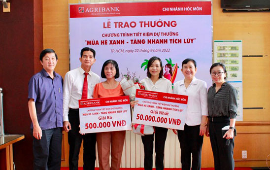 Agribank Hóc Môn trao giải cho khách hàng trúng thưởng chương trình “Mùa hè xanh - Tăng nhanh tích lũy”