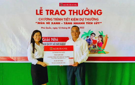Agribank Phú Quốc trao thưởng cho khách hàng trúng giải nhì chương trình khuyến mại “Mùa hè xanh - Tăng nhanh tích lũy”
