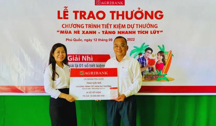 Agribank Phú Quốc trao thưởng cho khách hàng trúng giải nhì chương trình khuyến mại “Mùa hè xanh - Tăng nhanh tích lũy”