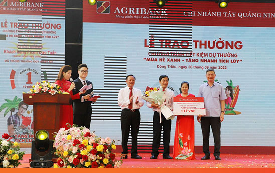 Agribank trao sổ Tiết kiệm 01 tỷ đồng cho khách hàng trúng giải Đặc biệt Chương trình “Mùa hè Xanh - Tăng nhanh tích lũy”