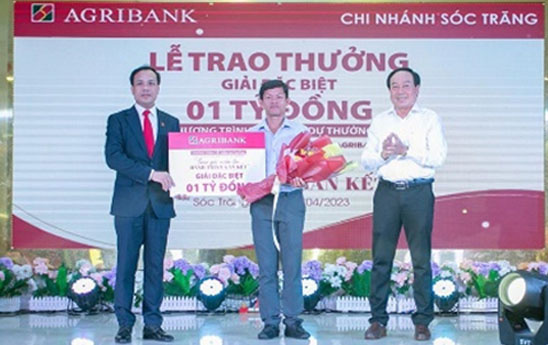 Agribank trao thưởng giải Đặc biệt 01 tỷ đồng cho khách hàng gửi tiền tại Sóc Trăng