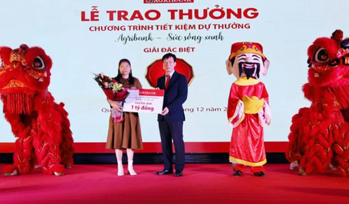 Agribank trao thưởng khách hàng trúng giải Đặc biệt 01 tỷ đồng tại Quảng Bình