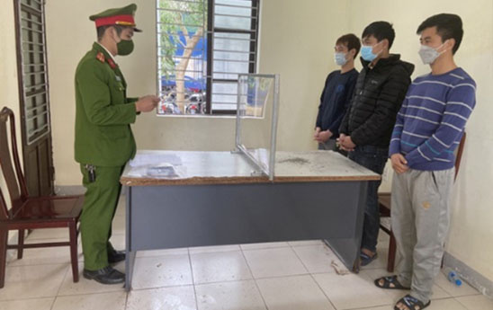 Bắt 3 đối tượng mua bán các tài khoản ngân hàng trái phép để chiếm đoạt tài sản