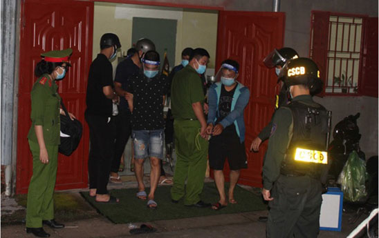 Bắt nhóm tín dụng "đen" cho vay với lãi suất 60%/tháng