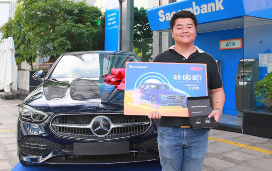 Sacombank trao thưởng xe ô tô Mercedes C200 cho khách trúng giải đặc biệt chương trình “Bảo hiểm trao tay - Trúng ngay xế xịn”