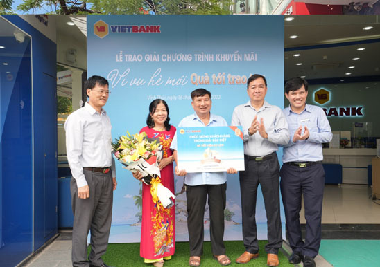 Vietbank trao 1 tỷ đồng cho khách hàng trúng giải đặc biệt chương trình "Vi vu hè mới - Quà tới trao tay"