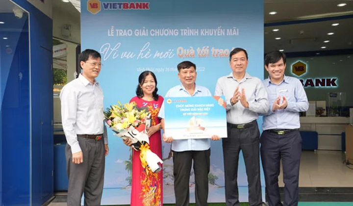 Vietbank trao 1 tỷ đồng cho khách hàng trúng giải đặc biệt chương trình "Vi vu hè mới - Quà tới trao tay"