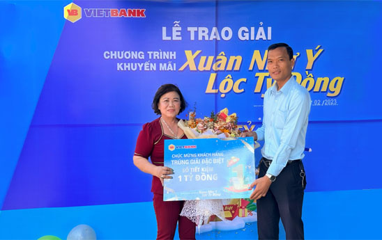 Vietbank trao sổ tiết kiệm trị giá 1 tỷ đồng cho khách hàng trúng giải đặc biệt chương trình "Xuân như ý, Lộc tỷ đồng"