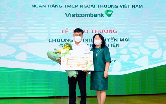 Vietcombank Đồng Nai trao giải đặt biệt trị giá 600 triệu đồng cho khách hàng may mắn trong chương trình “gửi tiền trúng tiền”