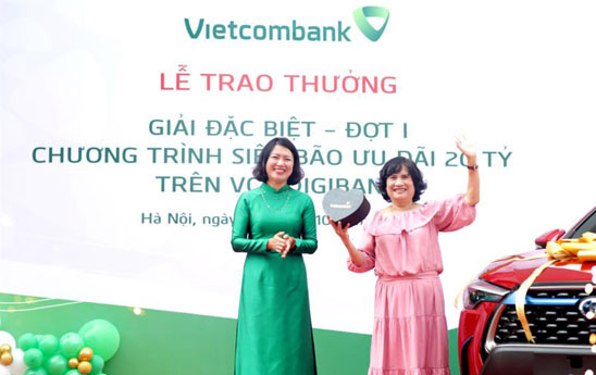 Vietcombank Hà Nội trao thưởng xe hơi Toyota Corolla Cross 1.8 HV cho khách hàng trúng giải Nhất (Đợt 1)