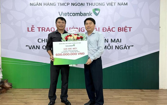 Vietcombank Vũng Tàu trao thưởng 600 triệu đồng cho khách hàng trúng giải đặc biệt chương trình “Vạn quà hay - Thưởng mỗi ngày”