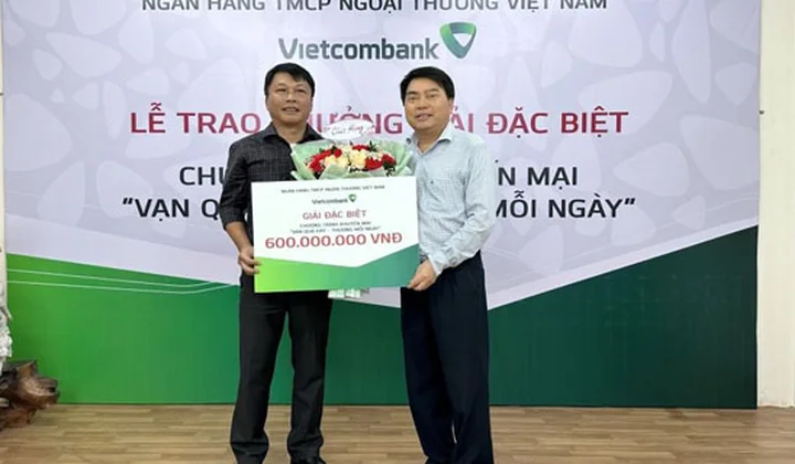 Vietcombank Vũng Tàu trao thưởng 600 triệu đồng cho khách hàng trúng giải đặc biệt chương trình “Vạn quà hay - Thưởng mỗi ngày”