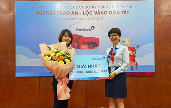 VietinBank Nam Định trao thưởng cho khách hàng may mắn