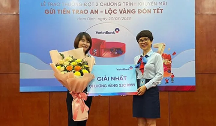 VietinBank Nam Định trao thưởng cho khách hàng may mắn