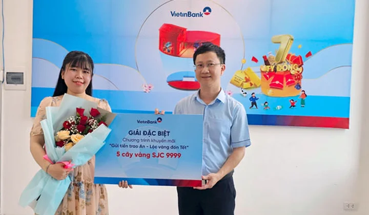 VietinBank trao thưởng đợt 2 cho các khách hàng trúng giải chương trình “Gửi tiền trao An - Lộc vàng đón Tết”