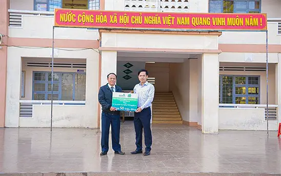 Vietcombank Gia Lai tài trợ thiết bị phục vụ công tác dạy và học cho trường THCS Nguyễn Du