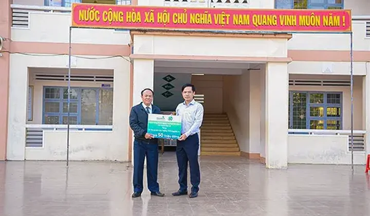Vietcombank Gia Lai tài trợ thiết bị phục vụ công tác dạy và học cho trường THCS Nguyễn Du