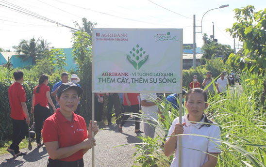 Agribank Tiền Giang ra quân trồng cây “Vì tương lai xanh”