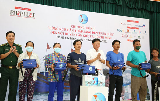 Agribank đồng hành cùng ngư dân thắp sáng đèn trên biển