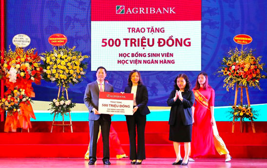 Agribank trao tặng học bổng trị giá 500 triệu đồng cho sinh viện Học viện Ngân hàng