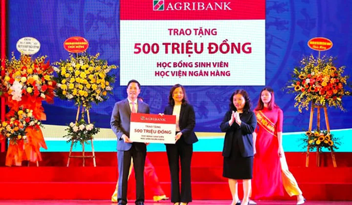Agribank trao tặng học bổng trị giá 500 triệu đồng cho sinh viện Học viện Ngân hàng