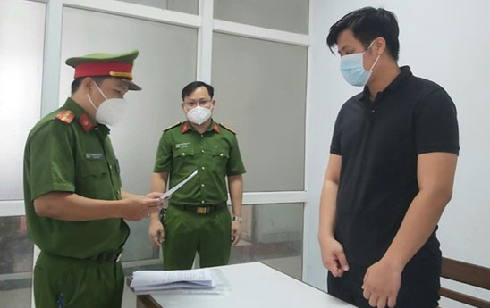 Bắt giam nhân viên ngân hàng chiếm đoạt tiền của khách