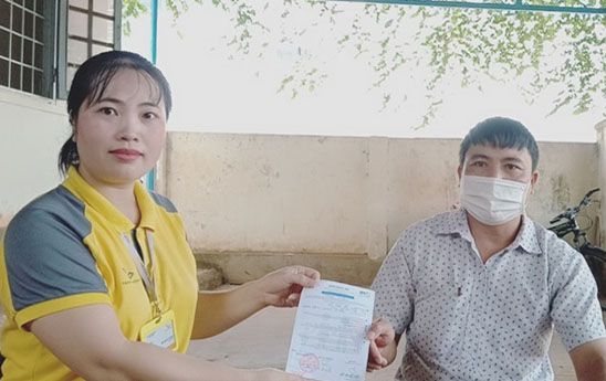 Cô nhân viên Bưu điện Văn hóa xã Ea Hiao giỏi bán hàng