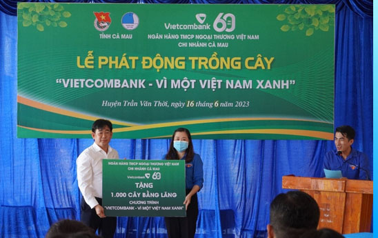 Công đoàn và Đoàn thanh niên Vietcombank Cà Mau phát động trồng cây tại huyện Trần Văn Thời, tỉnh Cà Mau