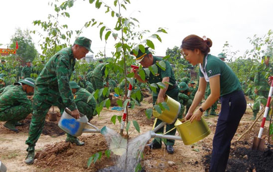 Đoàn Thanh niên Vietcombank Long An và Bộ chỉ huy Bộ đội Biên phòng tỉnh Long An trồng 200 cây xanh