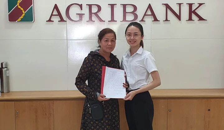 Giao dịch viên giúp khách hàng tránh khỏi bị lừa đảo 100 triệu đồng