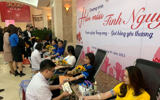 Hơn 500 cán bộ, đoàn viên Agribank tham gia hiến máu tình nguyện nhân dịp Xuân Quý Mão