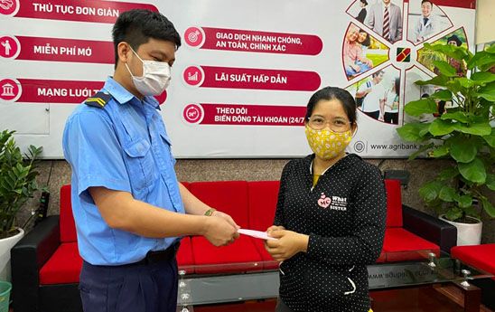 Nhân viên bảo vệ Agribank Ninh Thuận trao trả hơn 16 triệu đồng cho khách hàng