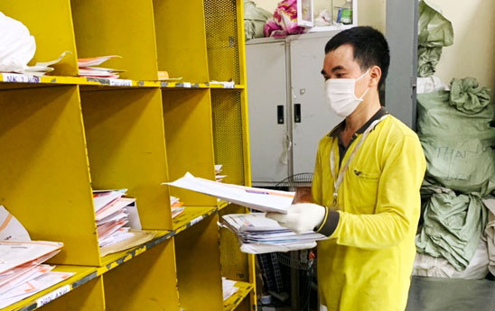 Những Bưu tá thầm lặng giữa tâm dịch