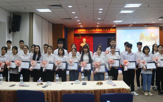 Quỹ học bổng “Thắp sáng Niềm tin” trao tặng 90 suất học bổng cho tân sinh viên xuất sắc năm học 2022