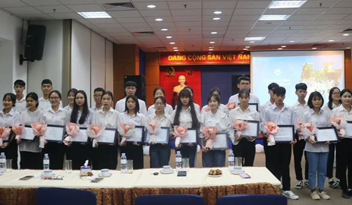 Quỹ học bổng “Thắp sáng Niềm tin” trao tặng 90 suất học bổng cho tân sinh viên xuất sắc năm học 2022