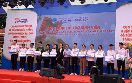 SaigonBank tài trợ học bổng hỗ trợ sinh viên của Trường Đại học Sài Gòn