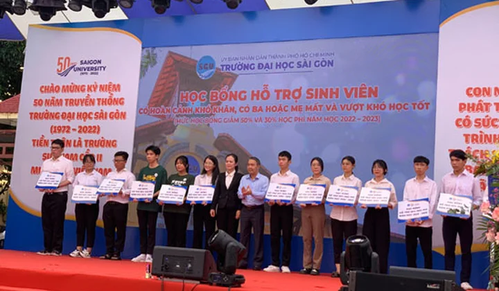 SaigonBank tài trợ học bổng hỗ trợ sinh viên của Trường Đại học Sài Gòn