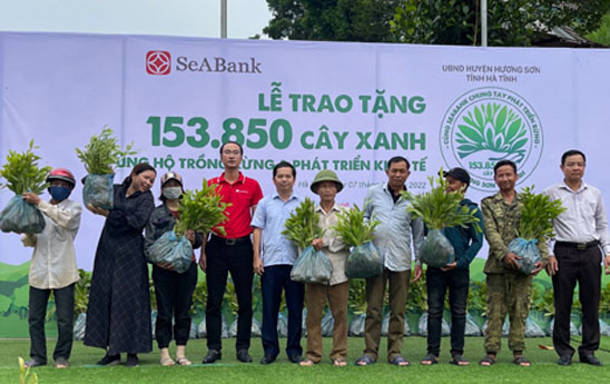 SeABank trao tặng 153.850 cây xanh ủng hộ trồng rừng & phát triển kinh tế tại Hà Tĩnh