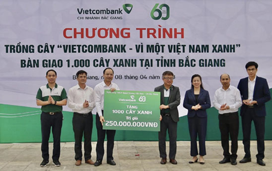 Vietcombank Bắc Giang trao tặng 1000 cây xanh cho tỉnh Bắc Giang