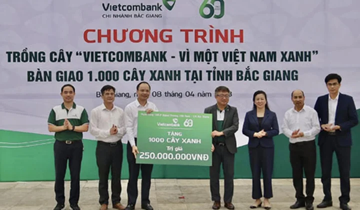 Vietcombank Bắc Giang trao tặng 1000 cây xanh cho tỉnh Bắc Giang