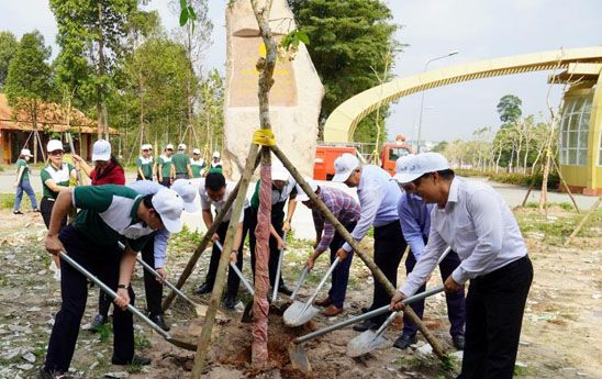 Vietcombank Bình Dương trồng 1000 cây xanh và trao học bổng tại huyện Bắc Tân Uyên