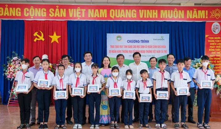 Vietcombank Cần Thơ tặng 200 máy tính bảng cho học sinh khó khăn