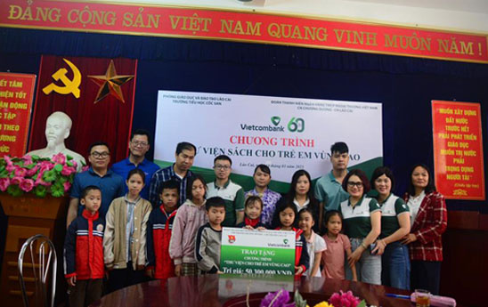 Vietcombank Chương Dương tặng sách cho trẻ em vùng cao