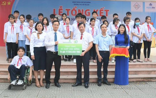 Vietcombank Hải Dương trao tặng 35 suất học bổng cho học sinh khiếm thị, học sinh khuyết tật