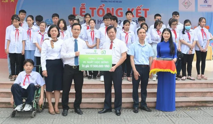 Vietcombank Hải Dương trao tặng 35 suất học bổng cho học sinh khiếm thị, học sinh khuyết tật