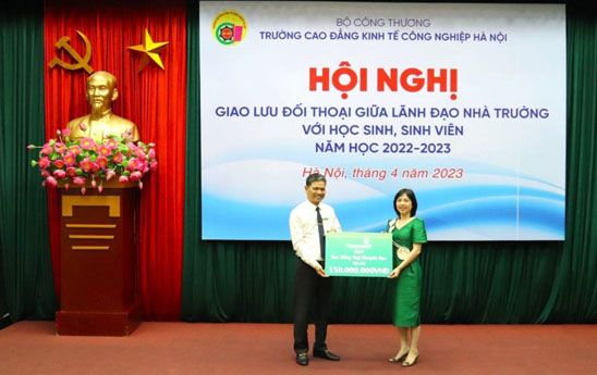 Vietcombank Hoàng Mai ủng hộ 150 triệu đồng cho quỹ khuyến học Trường Cao đẳng Kinh tế Công nghiệp Hà Nội